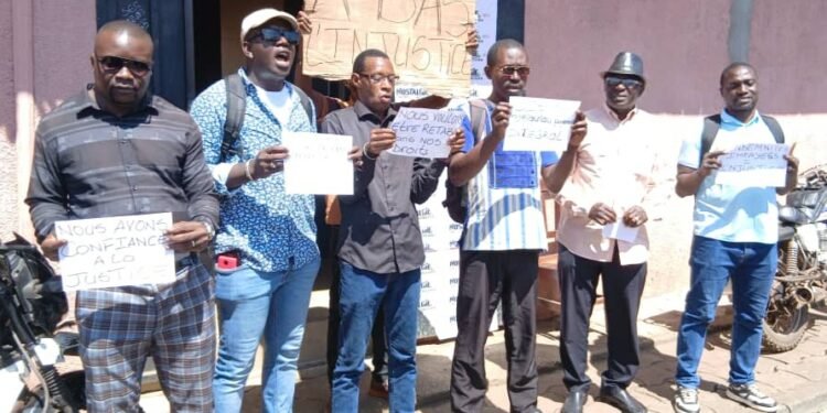 Guinée: les journalistes licenciés de la radio Nostalgie FM exigent le paiement de leurs salaires à travers un sit-in