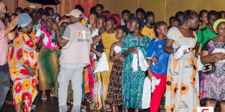 Guinée: Falibra Group célèbre le 67ᵉ anniversaire de l’indépendance en offrant 5 000 T-shirts et casquettes à la population