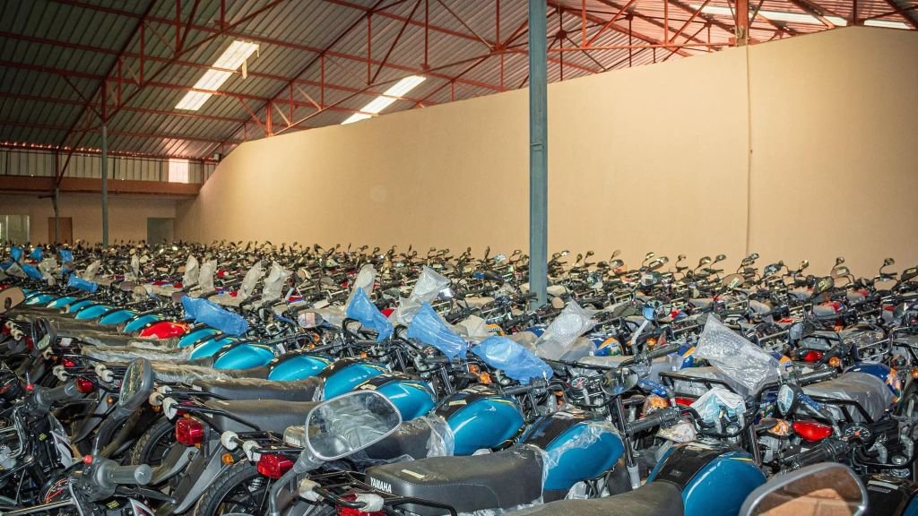 MEPU-A : Arrivée à Conakry d’un premier lot de 500 motocyclettes destinées aux enseignants des zones reculées 2 FB IMG 1760966928511
