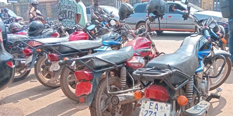 Permis moto obligatoire: des conducteurs de taxi-motos expriment leurs inquiétudes