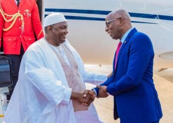 Investiture du Président Mamadi Doumbouya : le Président de la Gambie, Adama Barrow arrive à Conakry