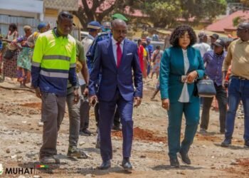 Guinée : le ministre de l’Urbanisme visite les lieux déguerpis du Marché du Niger et évalue l’avancement des travaux de la Corniche Nord 2×2 à Tombo
