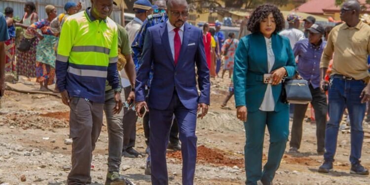 Guinée : le ministre de l’Urbanisme visite les lieux déguerpis du Marché du Niger et évalue l’avancement des travaux de la Corniche Nord 2×2 à Tombo