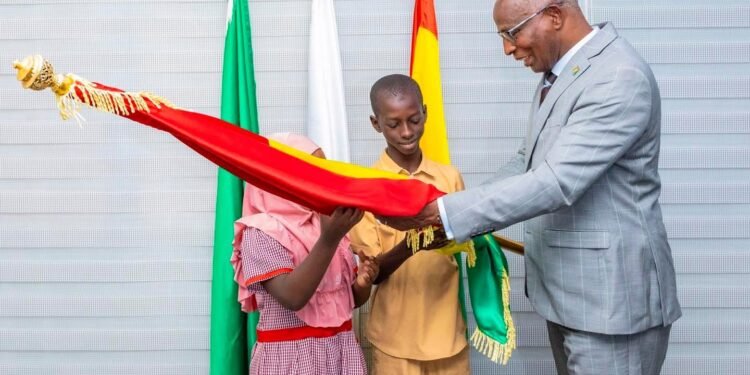 Concours international de dictée : le Premier ministre remet le drapeau national aux représentants guinéens