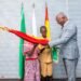 Concours international de dictée : le Premier ministre remet le drapeau national aux représentants guinéens
