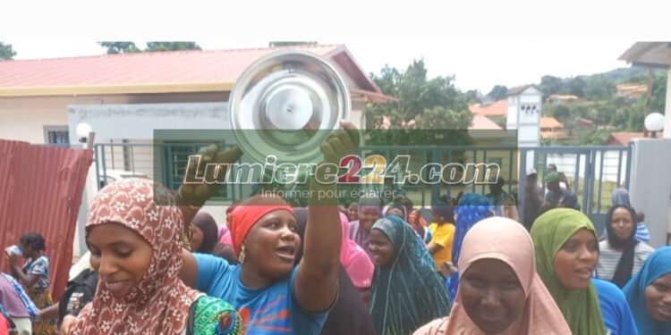 Manque d’électricité à Saabou (Mamou) : des femmes manifestent dans la rue
