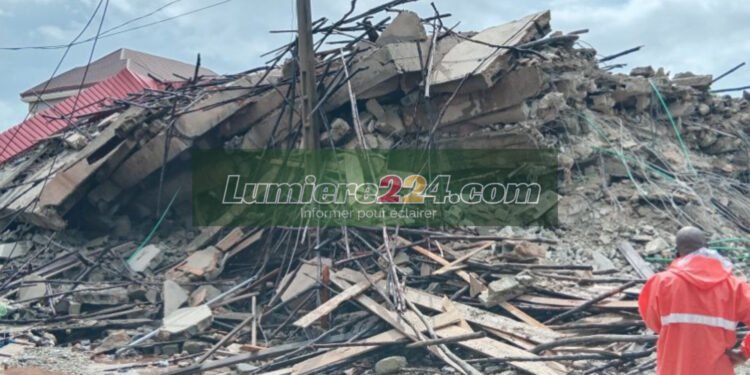 Conakry : un immeuble de neuf étages s’effondre à Demoudoula, témoignage bouleversant du père de Saïdou, victime