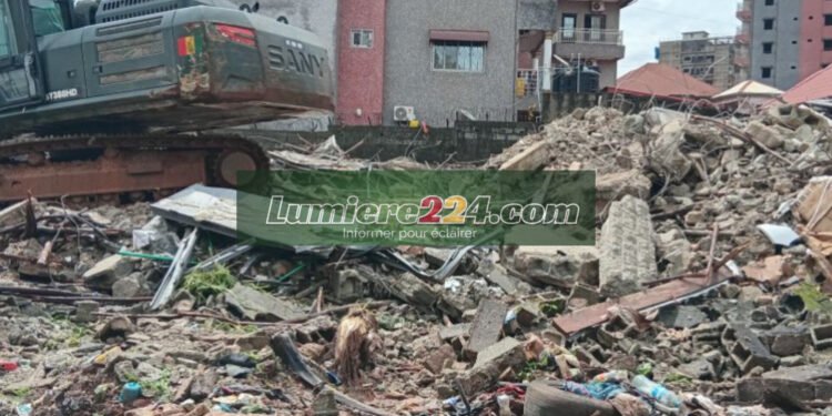 Conakry : un immeuble de neuf étages s’effondre à Demoudoula, témoignage bouleversant du père de Saïdou, victime