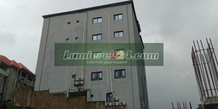Conakry : constructions sur des sites à risque, le ministre de l’Urbanisme constate la situation sur le terrain