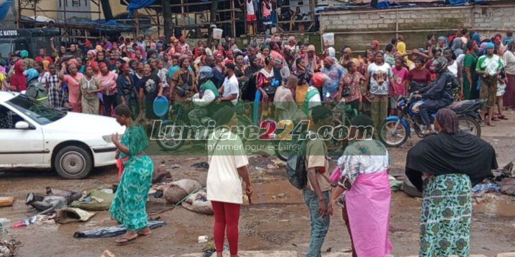 Cité‑Enco 5 : les femmes vendeuses du marché manifestent sur la route