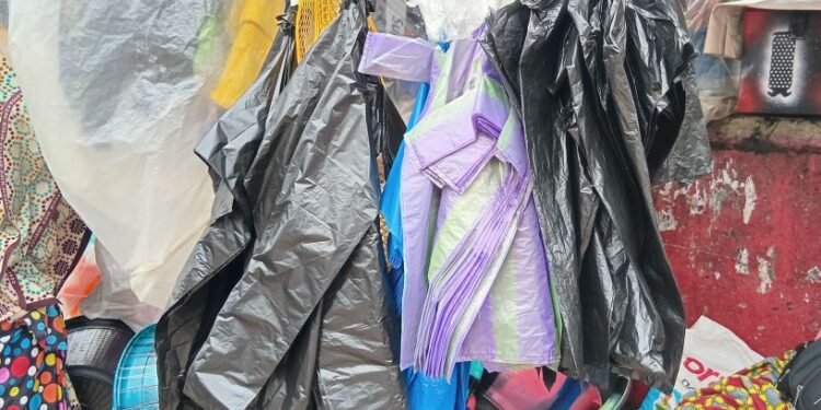 Interdiction des plastiques en Guinée : des vendeuses du marché Bonfi saluent la décision et interpellent les consommateurs