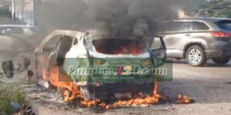 Conakry : un véhicule prend feu au carrefour Concasseur