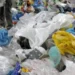 Interdiction des plastiques en Guinée : des vendeurs d’aliments entre inquiétudes et faibles revenus