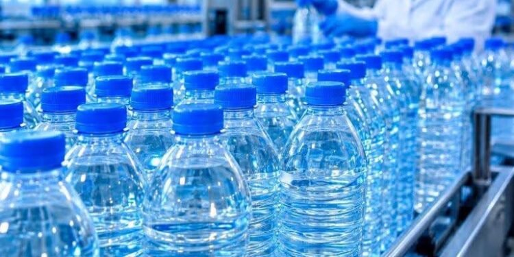 Guinée : le ministère du Commerce plafonne le prix de l’eau minérale et minéralisée conditionnée