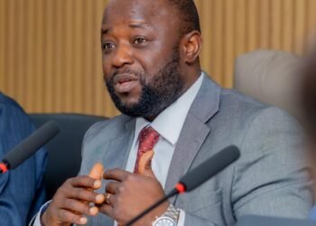 Recrutement de 4 500 agents de santé : le ministre Faya François Bourouno reporte l’ouverture des inscriptions