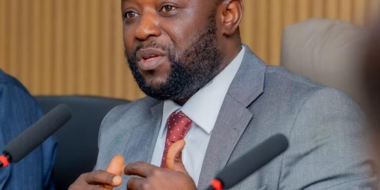 Recrutement de 4 500 agents de santé : le ministre Faya François Bourouno reporte l’ouverture des inscriptions
